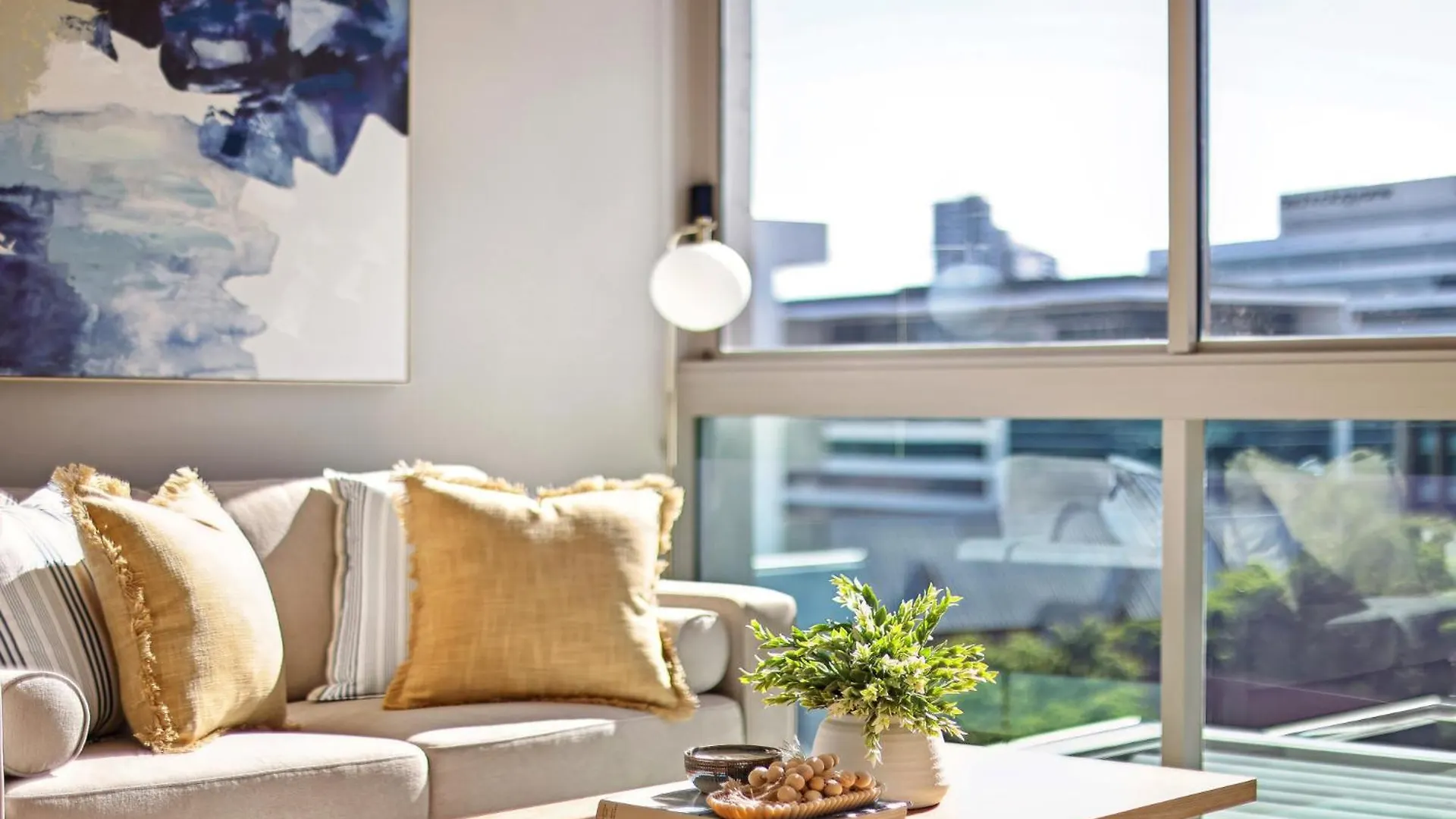 Elegant Inner-City 1-Bed With Rooftop Dining Brisbane 0*,  Austrália