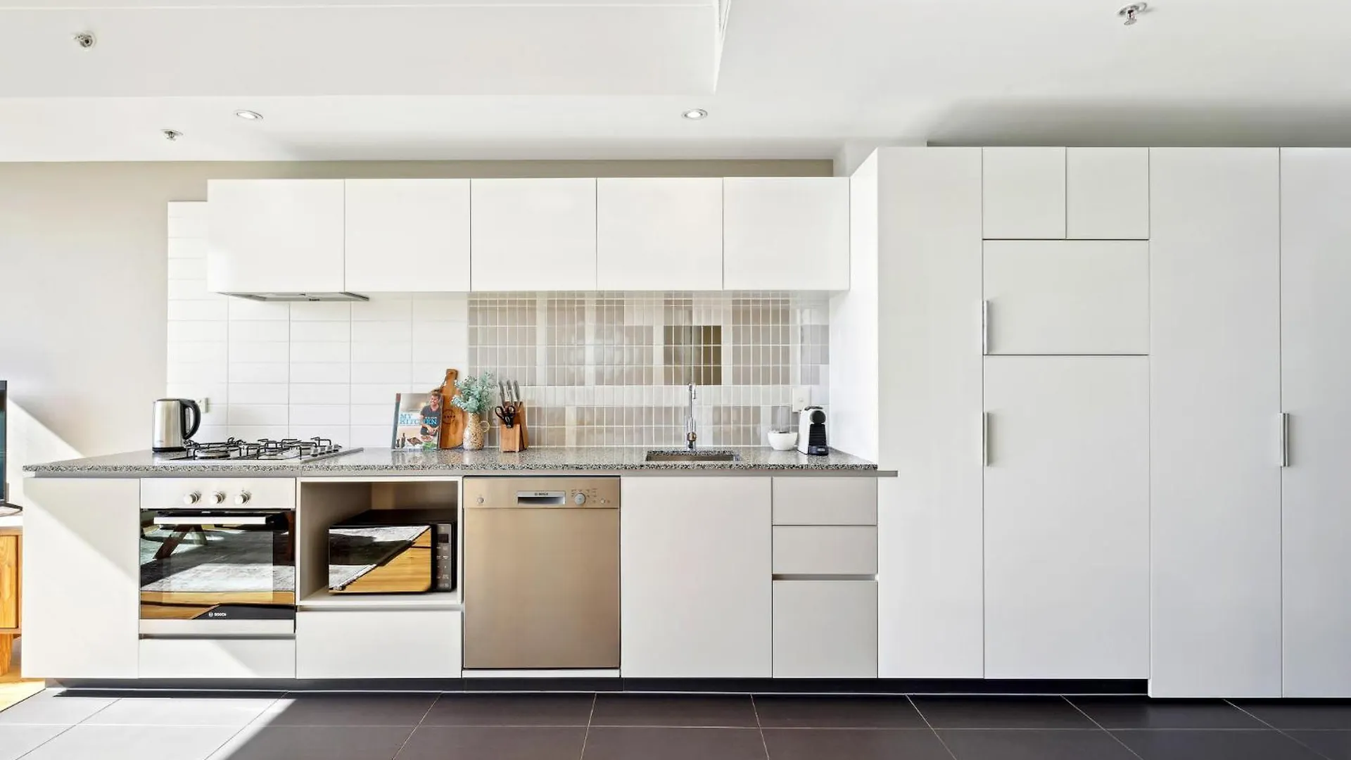 Elegant Inner-City 1-Bed With Rooftop Dining Brisbane